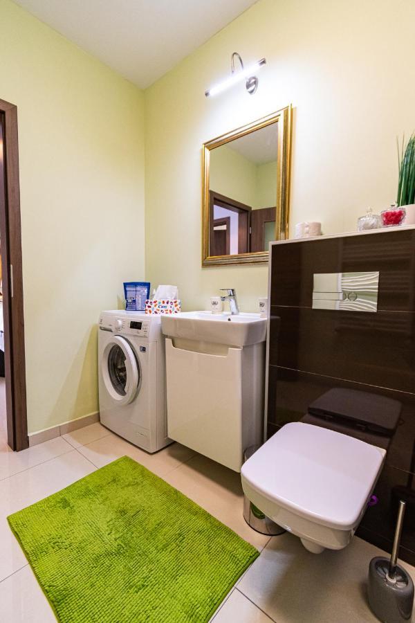Nature Apartment - Minutes Away From The Old Town And Afi Mall Braşov Eksteriør billede